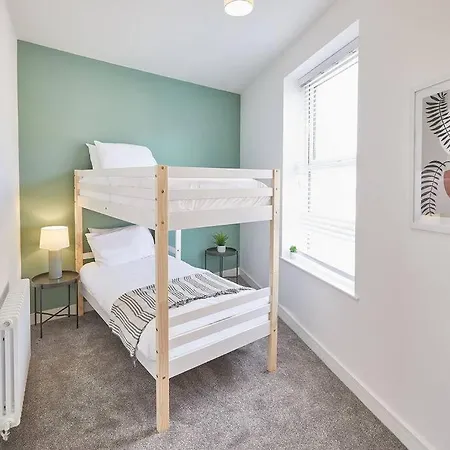 Huge With Stunning Seaviews - Sleeps 16!